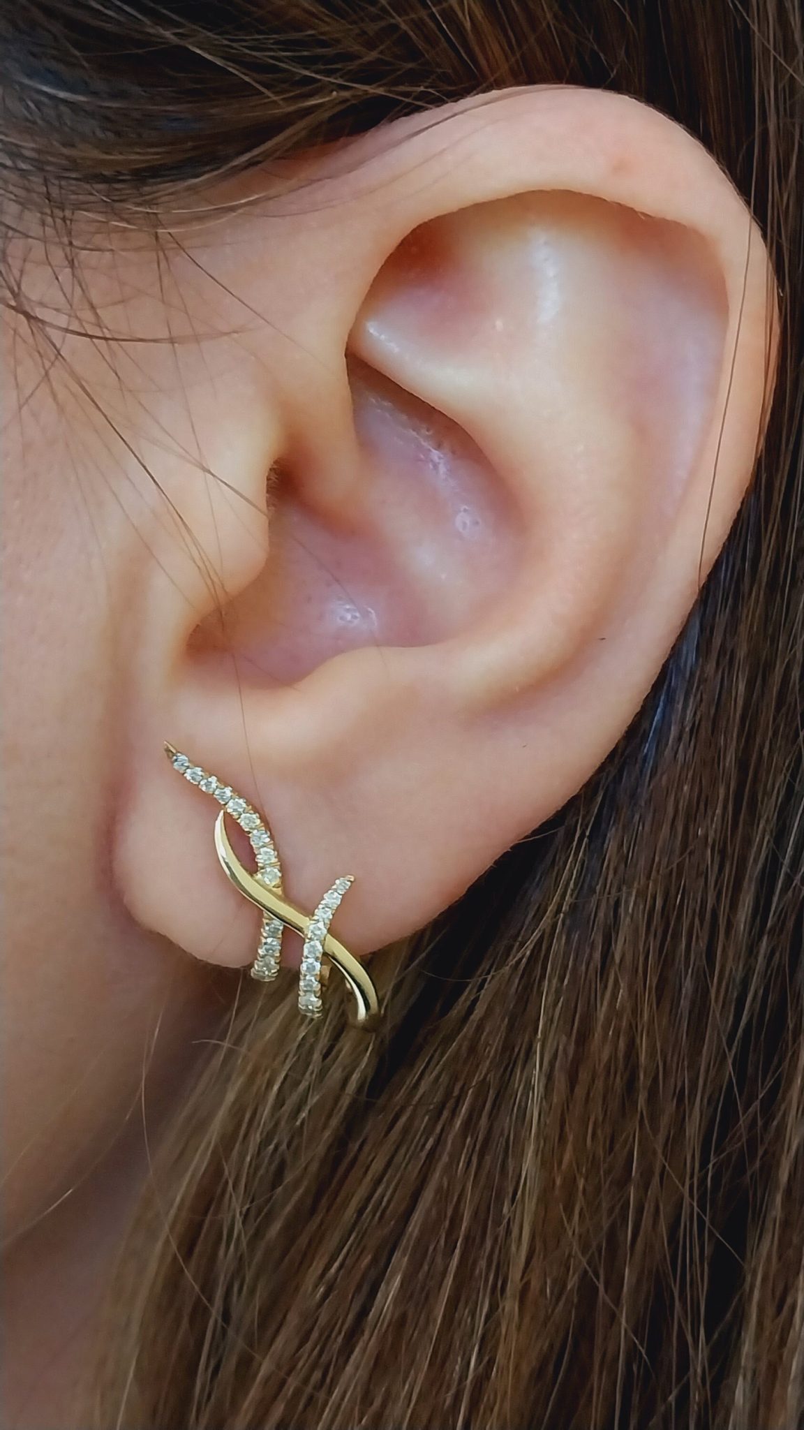 Inspired by the elegant curves of ivy leaves, these earrings effortlessly blend the beauty of nature with sophisticated design. Each piece is crafted with great care, featuring shimmering accents that catch the light and enhance your natural glow.